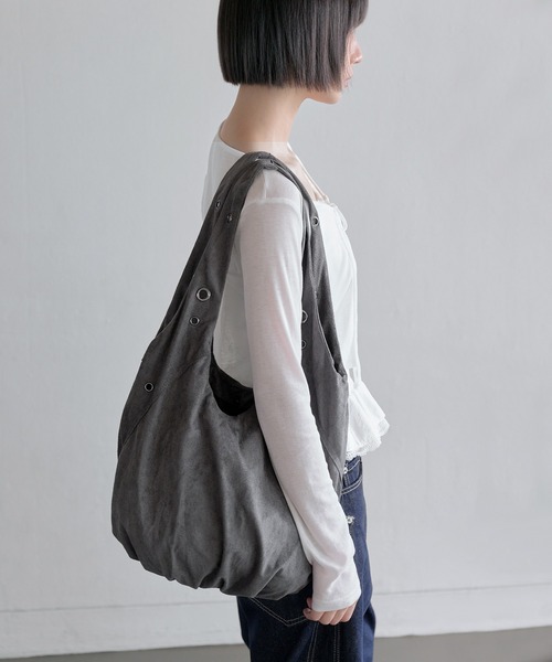 UNE MANSION（ユヌマンション）の「【A4収納可能な大き目バッグ】アイレットポイントショルダーラウンドスウェードビッグバッグ（ショルダーバッグ・レディース・ブラック/ブラウン/チャコール・ONESIZE）」の3枚目の写真