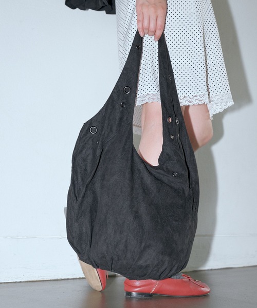 UNE MANSION（ユヌマンション）の「【A4収納可能な大き目バッグ】アイレットポイントショルダーラウンドスウェードビッグバッグ（ショルダーバッグ・レディース・ブラック/ブラウン/チャコール・ONESIZE）」の2枚目の写真