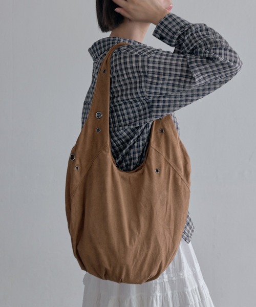 UNE MANSION（ユヌマンション）の「【A4収納可能な大き目バッグ】アイレットポイントショルダーラウンドスウェードビッグバッグ（ショルダーバッグ・レディース・ブラック/ブラウン/チャコール・ONESIZE）」の15枚目の写真