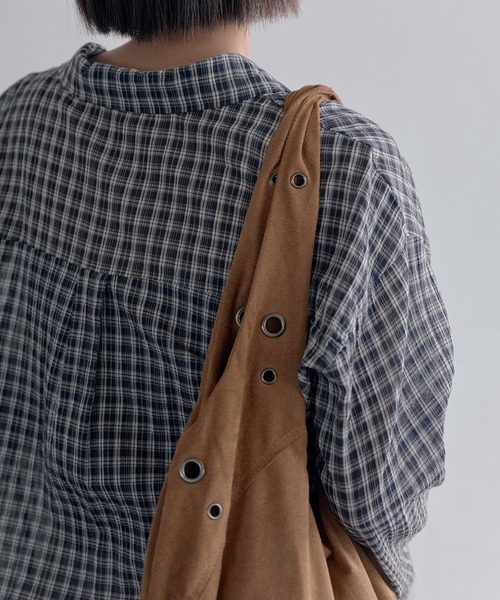 UNE MANSION（ユヌマンション）の「【A4収納可能な大き目バッグ】アイレットポイントショルダーラウンドスウェードビッグバッグ（ショルダーバッグ・レディース・ブラック/ブラウン/チャコール・ONESIZE）」の16枚目の写真