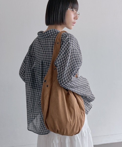 UNE MANSION（ユヌマンション）の「【A4収納可能な大き目バッグ】アイレットポイントショルダーラウンドスウェードビッグバッグ（ショルダーバッグ・レディース・ブラック/ブラウン/チャコール・ONESIZE）」の17枚目の写真