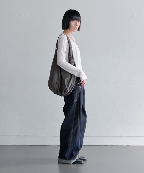 UNE MANSION（ユヌマンション）の「【A4収納可能な大き目バッグ】アイレットポイントショルダーラウンドスウェードビッグバッグ（ショルダーバッグ・レディース・ブラック/ブラウン/チャコール・ONESIZE）」の6枚目の写真