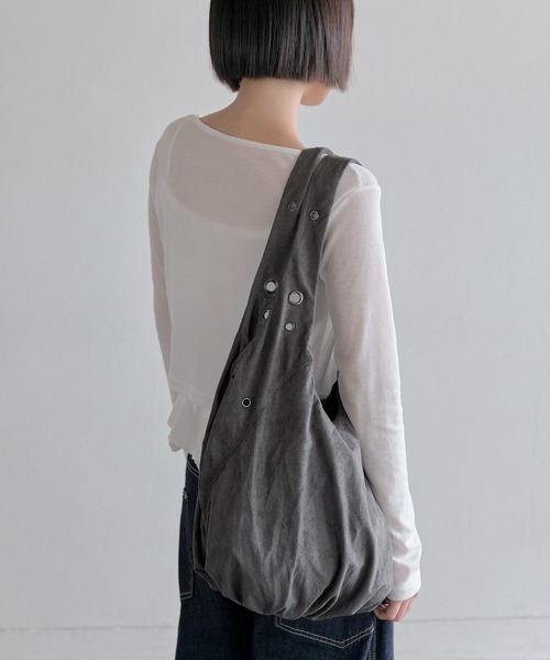 UNE MANSION（ユヌマンション）の「【A4収納可能な大き目バッグ】アイレットポイントショルダーラウンドスウェードビッグバッグ（ショルダーバッグ・レディース・ブラック/ブラウン/チャコール・ONESIZE）」の7枚目の写真