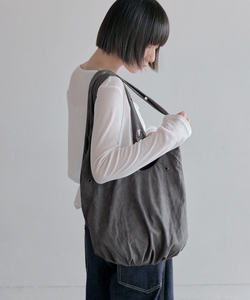 UNE MANSION（ユヌマンション）の「【A4収納可能な大き目バッグ】アイレットポイントショルダーラウンドスウェードビッグバッグ（ショルダーバッグ・レディース・ブラック/ブラウン/チャコール・ONESIZE）」の8枚目の写真