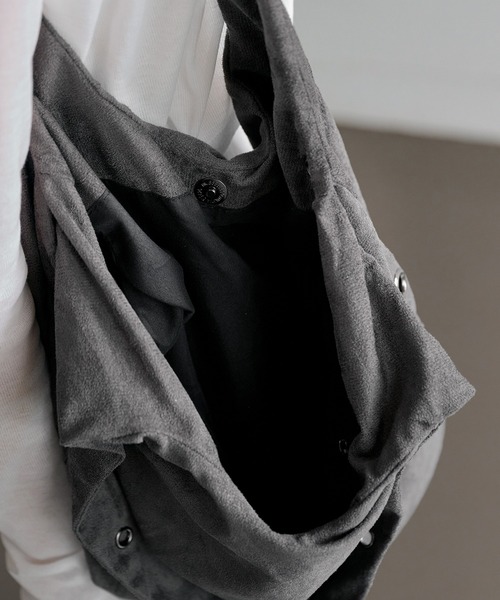 UNE MANSION（ユヌマンション）の「【A4収納可能な大き目バッグ】アイレットポイントショルダーラウンドスウェードビッグバッグ（ショルダーバッグ・レディース・ブラック/ブラウン/チャコール・ONESIZE）」の11枚目の写真