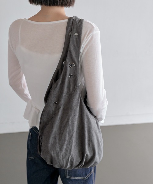 UNE MANSION（ユヌマンション）の「【A4収納可能な大き目バッグ】アイレットポイントショルダーラウンドスウェードビッグバッグ（ショルダーバッグ・レディース・ブラック/ブラウン/チャコール・ONESIZE）」の13枚目の写真