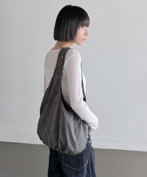 UNE MANSION（ユヌマンション）の「【A4収納可能な大き目バッグ】アイレットポイントショルダーラウンドスウェードビッグバッグ（ショルダーバッグ・レディース・ブラック/ブラウン/チャコール・ONESIZE）」の14枚目の写真