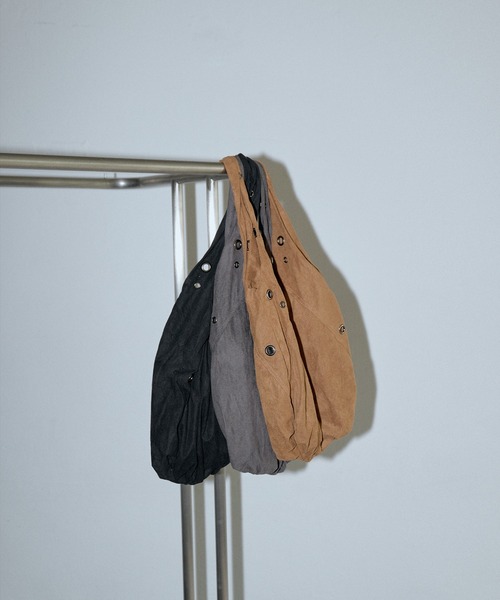 UNE MANSION（ユヌマンション）の「【A4収納可能な大き目バッグ】アイレットポイントショルダーラウンドスウェードビッグバッグ（ショルダーバッグ・レディース・ブラック/ブラウン/チャコール・ONESIZE）」の20枚目の写真