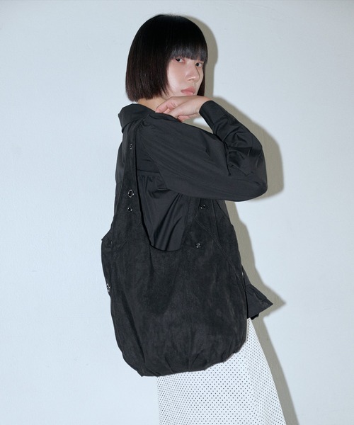 UNE MANSION（ユヌマンション）の「【A4収納可能な大き目バッグ】アイレットポイントショルダーラウンドスウェードビッグバッグ（ショルダーバッグ・レディース・ブラック/ブラウン/チャコール・ONESIZE）」の4枚目の写真