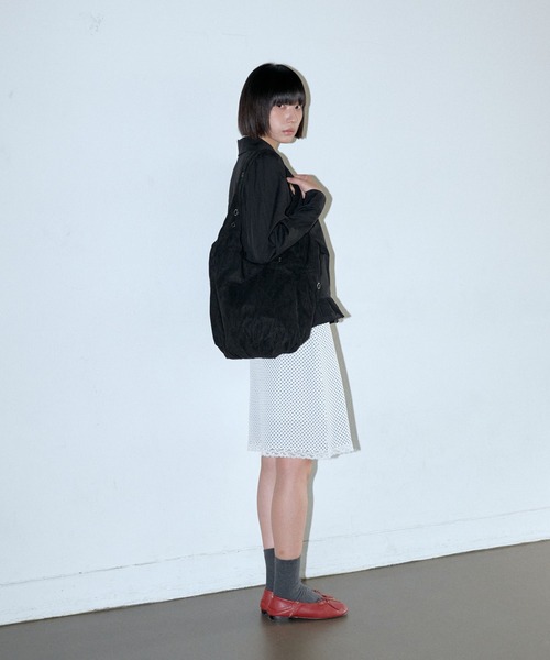 UNE MANSION（ユヌマンション）の「【A4収納可能な大き目バッグ】アイレットポイントショルダーラウンドスウェードビッグバッグ（ショルダーバッグ・レディース・ブラック/ブラウン/チャコール・ONESIZE）」の5枚目の写真