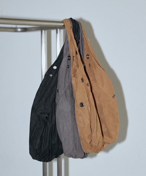 UNE MANSION（ユヌマンション）の「【A4収納可能な大き目バッグ】アイレットポイントショルダーラウンドスウェードビッグバッグ（ショルダーバッグ・レディース・ブラック/ブラウン/チャコール・ONESIZE）」の22枚目の写真