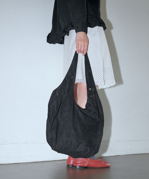 UNE MANSION（ユヌマンション）の「【A4収納可能な大き目バッグ】アイレットポイントショルダーラウンドスウェードビッグバッグ（ショルダーバッグ・レディース・ブラック/ブラウン/チャコール・ONESIZE）」の21枚目の写真