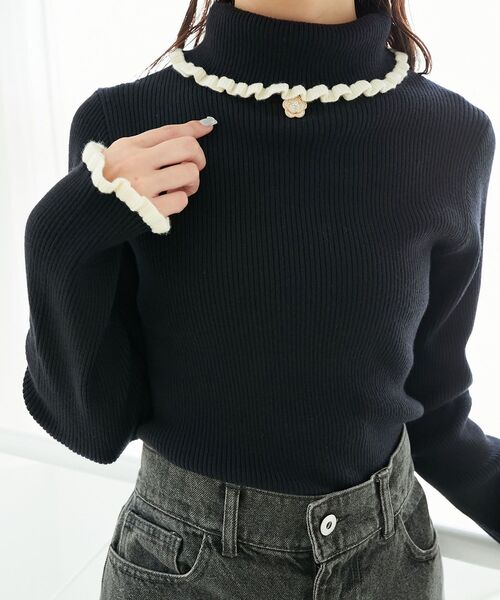 MAJESTIC LEGON(マジェスティックレゴン)の「【1枚でもインナーでも使える/全9色】プチフリルタートルニット(ニット/セーター・レディース・ブラック/アイボリー/ブラック系その他/グレー系その他/ホワイト系その他2/ブラウン系その他2/ベージュ系その他2/ブルー系その他4/パープル系その他2・MEDIUM)」の5枚目の写真