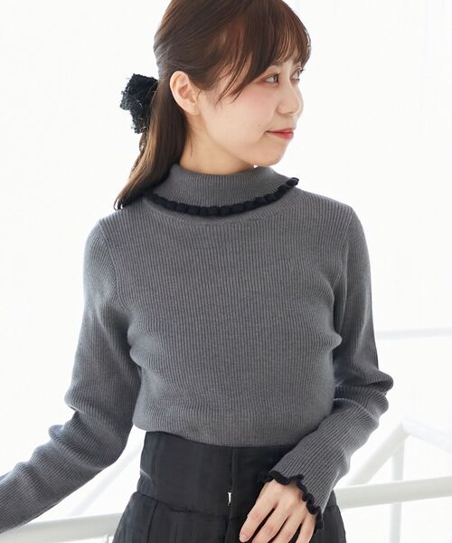 MAJESTIC LEGON(マジェスティックレゴン)の「【1枚でもインナーでも使える/全9色】プチフリルタートルニット(ニット/セーター・レディース・ブラック/アイボリー/ブラック系その他/グレー系その他/ホワイト系その他2/ブラウン系その他2/ベージュ系その他2/ブルー系その他4/パープル系その他2・MEDIUM)」の6枚目の写真