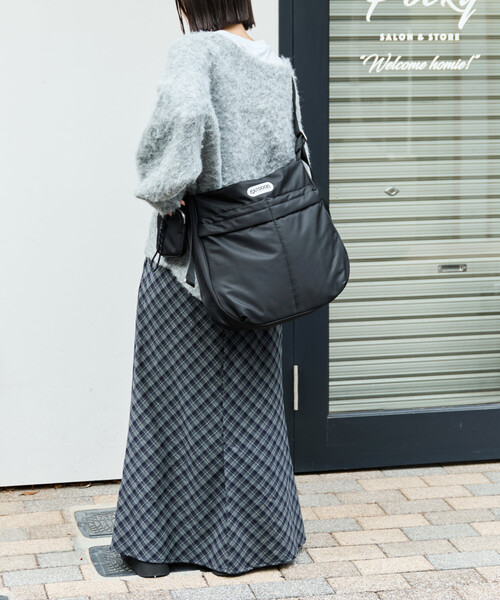 FREAK'S STORE(フリークスストア)の「限定展開 OUTDOOR PRODUCTS × FREAK'S STORE/アウトドアプロダクツ 別注 チャーム付き アウトポケット ショルダーバッグ(ショルダーバッグ・レディース・ブラック/オリーブ/ブラウン系その他・ONE SIZE)」の4枚目の写真