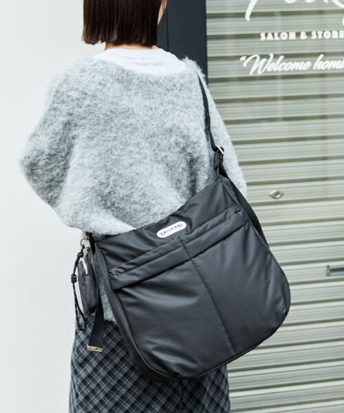 FREAK'S STORE(フリークスストア)の「限定展開 OUTDOOR PRODUCTS × FREAK'S STORE/アウトドアプロダクツ 別注 チャーム付き アウトポケット ショルダーバッグ(ショルダーバッグ・レディース・ブラック/オリーブ/ブラウン系その他・ONE SIZE)」の6枚目の写真