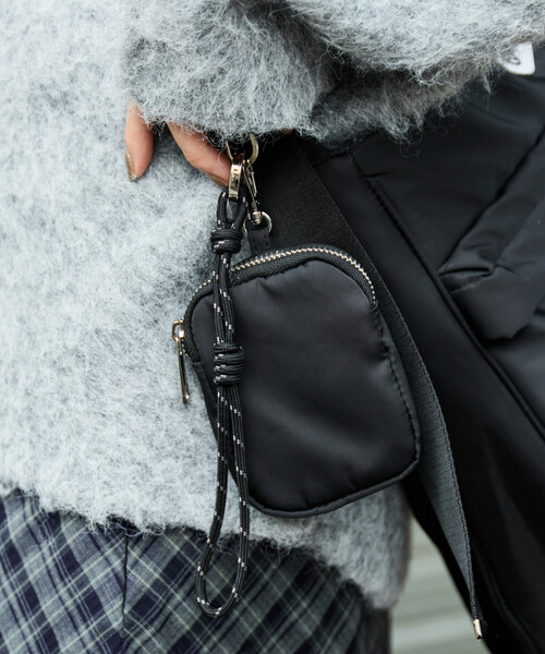 FREAK'S STORE(フリークスストア)の「限定展開 OUTDOOR PRODUCTS × FREAK'S STORE/アウトドアプロダクツ 別注 チャーム付き アウトポケット ショルダーバッグ(ショルダーバッグ・レディース・ブラック/オリーブ/ブラウン系その他・ONE SIZE)」の7枚目の写真