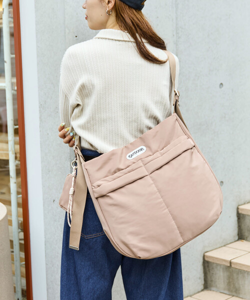 FREAK'S STORE(フリークスストア)の「限定展開 OUTDOOR PRODUCTS × FREAK'S STORE/アウトドアプロダクツ 別注 チャーム付き アウトポケット ショルダーバッグ(ショルダーバッグ・レディース・ブラック/オリーブ/ブラウン系その他・ONE SIZE)」の11枚目の写真