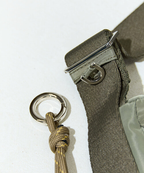 FREAK'S STORE(フリークスストア)の「限定展開 OUTDOOR PRODUCTS × FREAK'S STORE/アウトドアプロダクツ 別注 チャーム付き アウトポケット ショルダーバッグ(ショルダーバッグ・レディース・ブラック/オリーブ/ブラウン系その他・ONE SIZE)」の20枚目の写真