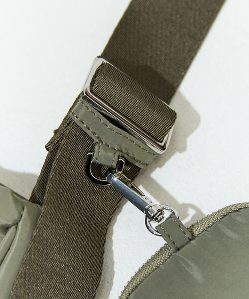 FREAK'S STORE(フリークスストア)の「限定展開 OUTDOOR PRODUCTS × FREAK'S STORE/アウトドアプロダクツ 別注 チャーム付き アウトポケット ショルダーバッグ(ショルダーバッグ・レディース・ブラック/オリーブ/ブラウン系その他・ONE SIZE)」の22枚目の写真