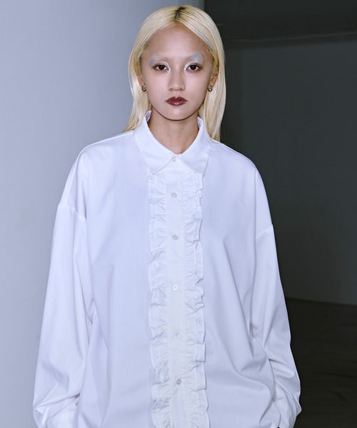 Ellno Loset(エルノロゼット)の「ドレッシーロングフリルシャツ(シャツ/ブラウス・メンズ・オフホワイト/ブラック・LARGE/MEDIUM/SMALL)」の2枚目の写真