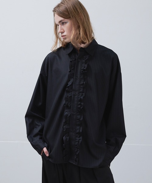 ノットコンベルショナル フリル付き黒シャツ モード ノットコンベルショナル フリル付き黒シャツ モード ノットコンベル