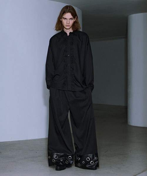 ノットコンベルショナル フリル付き黒シャツ モード ノットコンベルショナル フリル付き黒シャツ モード ノットコンベル