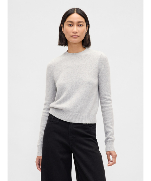 GAP(ギャップ)の「CashSoft カシミヤタッチ クルーネックセーター(ニット/セーター・レディース・ブルー/アイボリー/ネイビー/レッド/ライトグレー/イエロー/ブルー系その他/グリーン/ピンク系その他/ホワイト×ブルー/ホワイト×レッド/マルチ・XS/S/M/L/XL/XXS)」の5枚目の写真