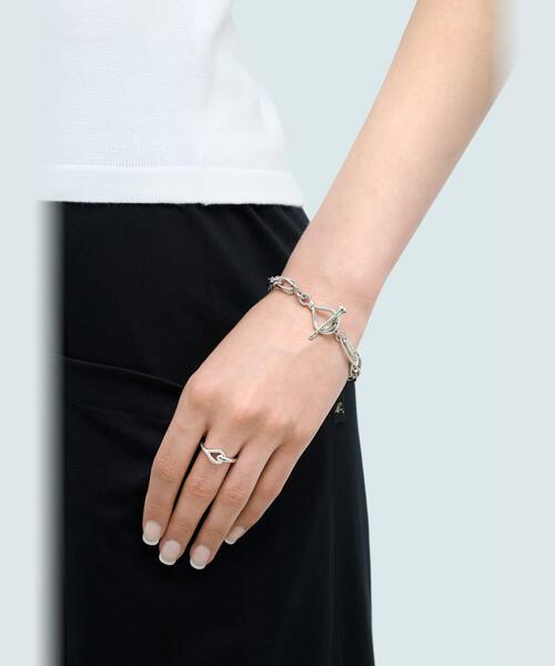agnes b.(アニエスベー)の「ツイスト フープ ブレスレット ”Anchor Knot”(ブレスレット・レディース・シルバー系その他・FREE)」の2枚目の写真