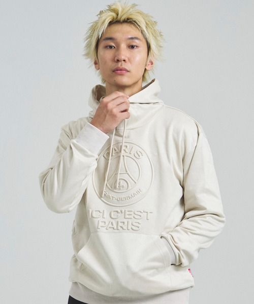 PARIS SAINT-GERMAIN（パリサンジェルマン）の「PSG_フェイクスウェード・エンボスロゴ.フーディー（パーカー・メンズ・アイボリー/ブラック・M/L/XL）」の4枚目の写真