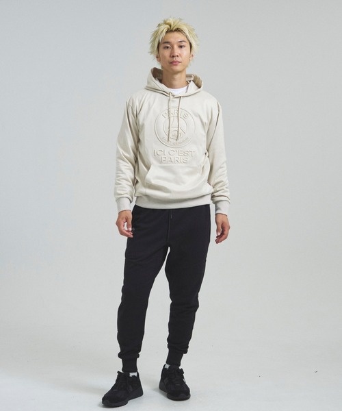 PARIS SAINT-GERMAIN（パリサンジェルマン）の「PSG_フェイクスウェード・エンボスロゴ.フーディー（パーカー・メンズ・アイボリー/ブラック・M/L/XL）」の15枚目の写真