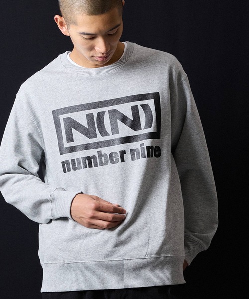 NUMBER (N)INE（ナンバーナイン）の「N(N) number nine PRINTED CLASSIC CREWNECK SWEATSHIRT / エヌエヌ ナンバーナイン ロゴプリント クラシック クルーネック スウェットシャツ（スウェット・メンズ・ブラック/トップグレー・M/L/XL）」の3枚目の写真