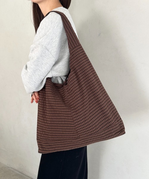 wears(ウェアーズ)の「【A4収納可】チェック柄ワンハンドルトートバッグ(トートバッグ・レディース・レッド/ブラウン/ベージュ/ネイビー・FREE)」の7枚目の写真
