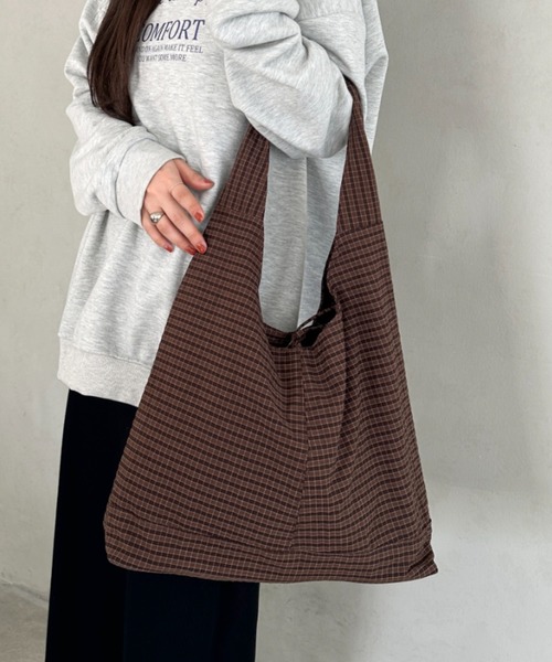 wears(ウェアーズ)の「【A4収納可】チェック柄ワンハンドルトートバッグ(トートバッグ・レディース・レッド/ブラウン/ベージュ/ネイビー・FREE)」の10枚目の写真
