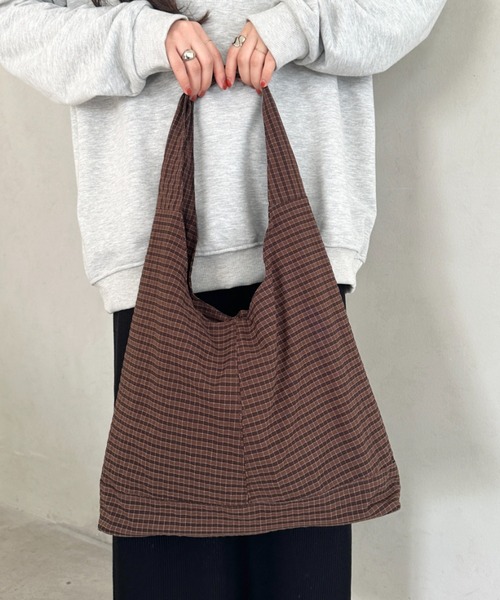 wears(ウェアーズ)の「【A4収納可】チェック柄ワンハンドルトートバッグ(トートバッグ・レディース・レッド/ブラウン/ベージュ/ネイビー・FREE)」の11枚目の写真