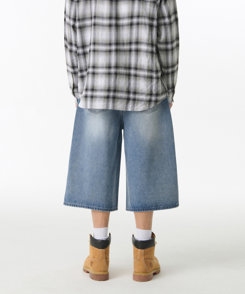 MUSINSA STANDARD（ムシンサスタンダード）の「ビッグブラシロングバミューダデニムパンツ[ライトインディゴ]（デニムパンツ・メンズ・その他・26/34/33/36/38/40/42/27/28/29/30/31/32）」の2枚目の写真
