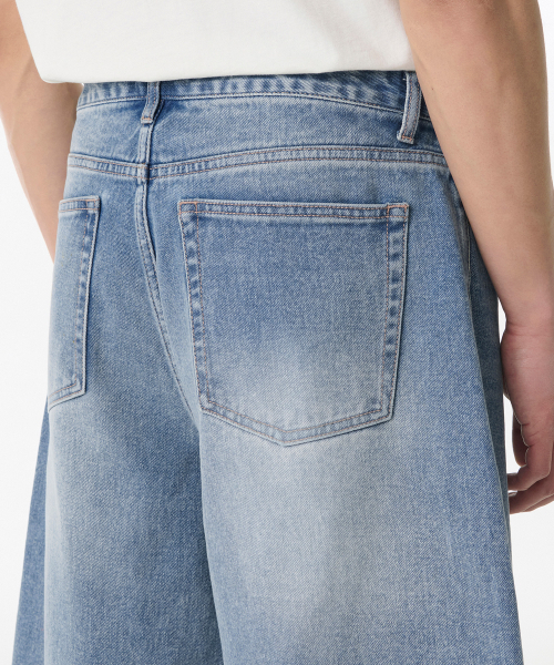 MUSINSA STANDARD（ムシンサスタンダード）の「ビッグブラシロングバミューダデニムパンツ[ライトインディゴ]（デニムパンツ・メンズ・その他・26/34/33/36/38/40/42/27/28/29/30/31/32）」の5枚目の写真