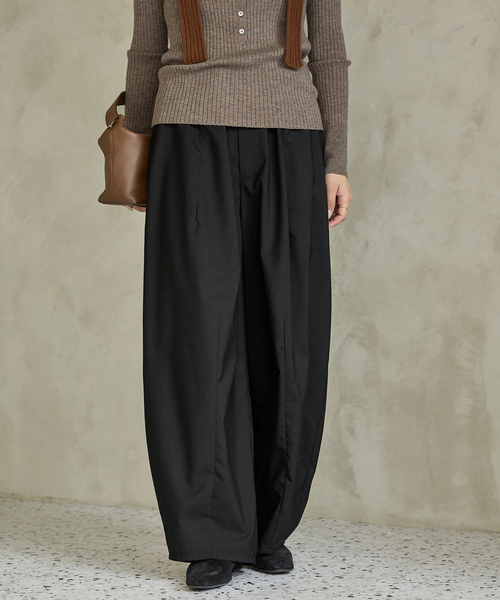 IENA（イエナ）の「《追加》ウォッシャブル コクーンパンツ（その他パンツ・レディース・グレー/ブラック/ブラウン・34/36/38）」の2枚目の写真