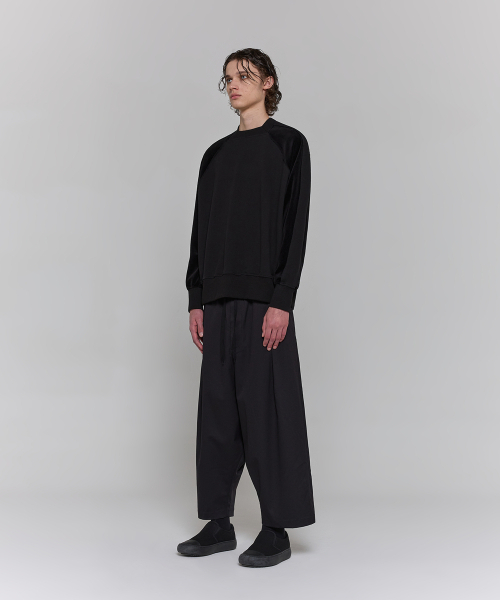 DGNAK(ディグナク)の「ラグランツートンベルベットスウェットシャツ(ブラック)_ PE3TS1111(スウェット・メンズ・ブラック・MEDIUM/LARGE)」の2枚目の写真