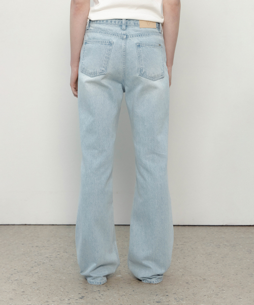 THEMARGOT(ザマルゴット)の「ROAD BOOTCUT DENIM (LIGHT BLUE)(デニムパンツ・レディース・その他・SMALL/MEDIUM/LARGE)」の2枚目の写真