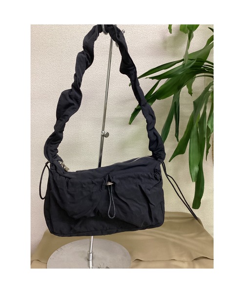 Bling Leads(ブリングリーズ)の「【Blss】【Bling Leads】ナイロンギャザー ショルダーバッグ 調節可能(ショルダーバッグ・レディース・グレー/ブラック/ホワイト・FREE)」の4枚目の写真