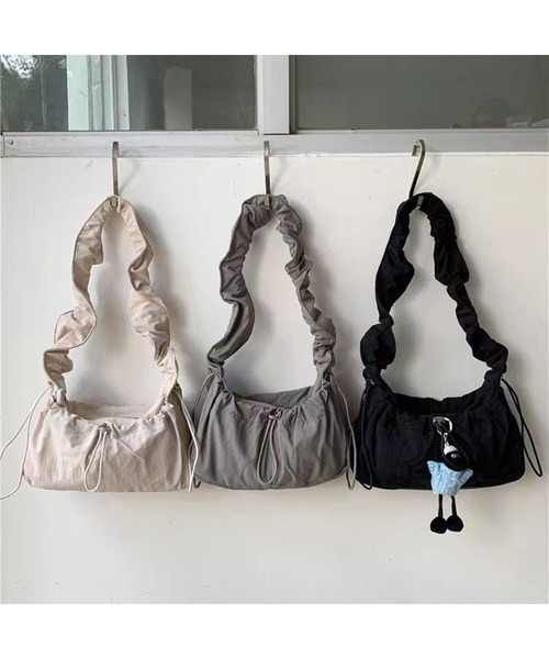 Bling Leads(ブリングリーズ)の「【Blss】【Bling Leads】ナイロンギャザー ショルダーバッグ 調節可能(ショルダーバッグ・レディース・グレー/ブラック/ホワイト・FREE)」の6枚目の写真