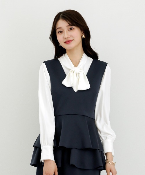 White Collection（ホワイトコレクション）の「【 リラクシーに映える 】 ハイストレッチライトポンチ・バックレースアップペプラムブラウス（シャツ/ブラウス・レディース・ネイビー/ブラック/ライトベージュ・S/M/L）」の3枚目の写真