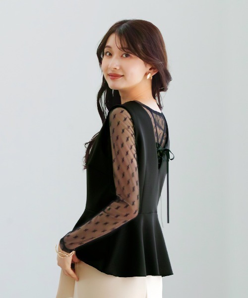 White Collection（ホワイトコレクション）の「【 リラクシーに映える 】 ハイストレッチライトポンチ・バックレースアップペプラムブラウス（シャツ/ブラウス・レディース・ネイビー/ブラック/ライトベージュ・S/M/L）」の2枚目の写真