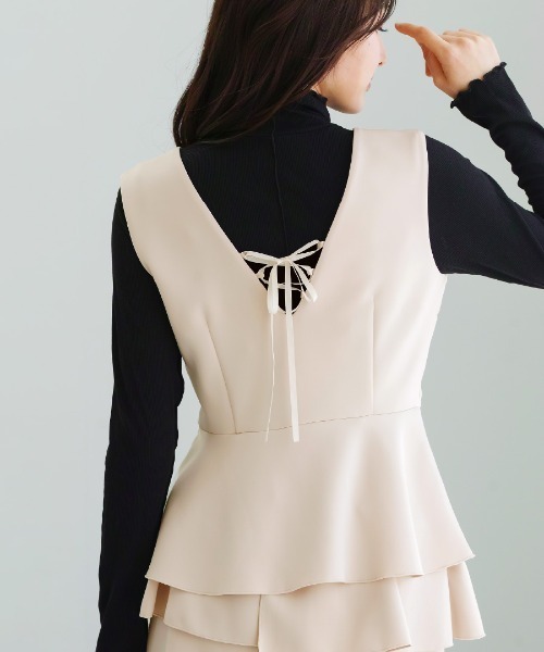 White Collection（ホワイトコレクション）の「【 リラクシーに映える 】 ハイストレッチライトポンチ・バックレースアップペプラムブラウス（シャツ/ブラウス・レディース・ネイビー/ブラック/ライトベージュ・S/M/L）」の4枚目の写真