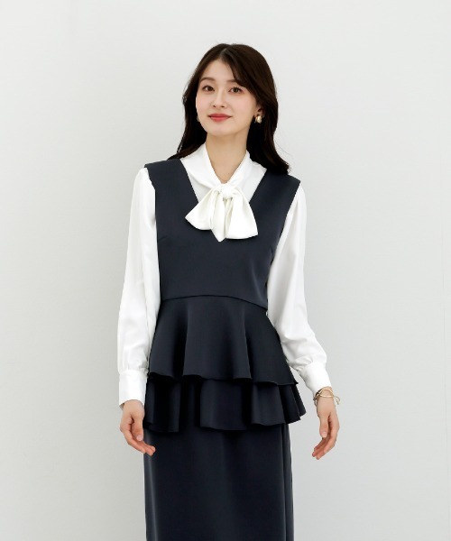 White Collection（ホワイトコレクション）の「【 リラクシーに映える 】 ハイストレッチライトポンチ・バックレースアップペプラムブラウス（シャツ/ブラウス・レディース・ネイビー/ブラック/ライトベージュ・S/M/L）」の12枚目の写真