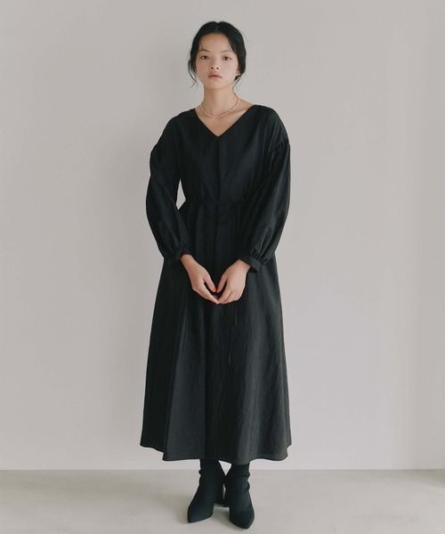 kaene(カエン)の「ボリュームスリーブAラインドレス【結婚式 二次会 同窓会 成人式 パーティードレス】(ワンピース・レディース・グレイッシュベージュ/ブラック・M/S)」の1枚目の写真