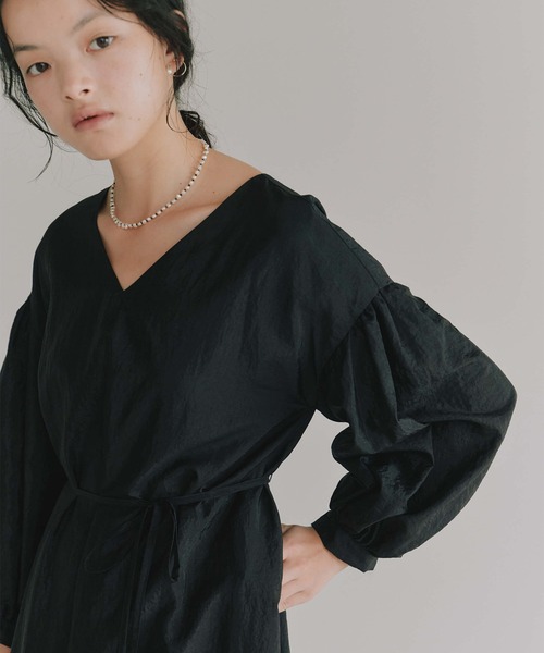 kaene(カエン)の「ボリュームスリーブAラインドレス【結婚式 二次会 同窓会 成人式 パーティードレス】(ワンピース・レディース・グレイッシュベージュ/ブラック・M/S)」の3枚目の写真