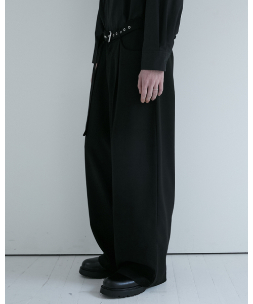 BELTED CURVED SLACKS BLACK 【LOOSE