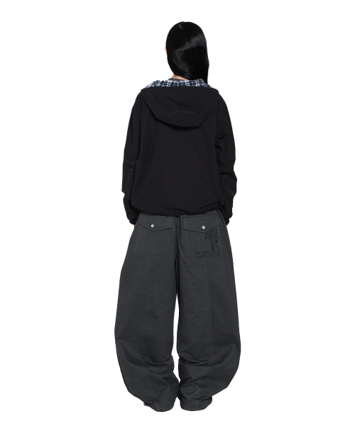 AAKAM（アーカム）の「Knee Pin-Tuck Side Button Pants (Dark Gray)（その他パンツ・レディース・その他・1/2）」の6枚目の写真